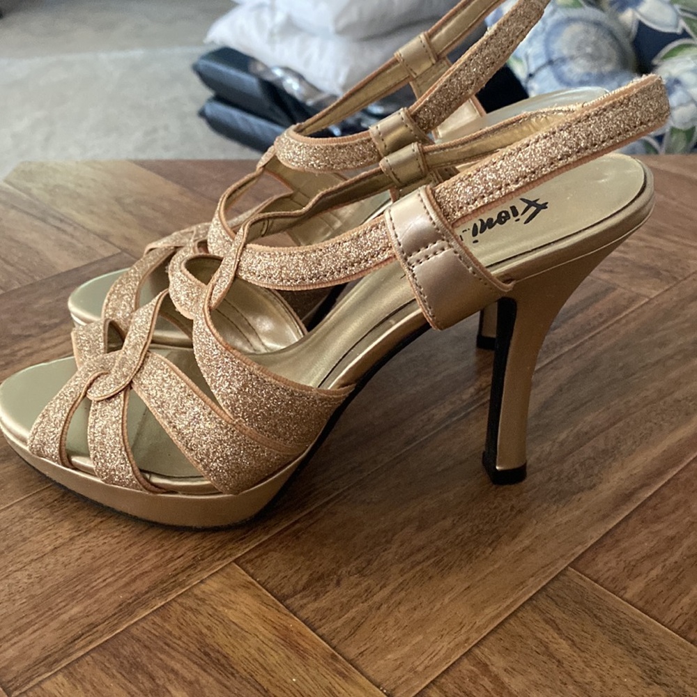 Gold heels - Picture 2 of 6